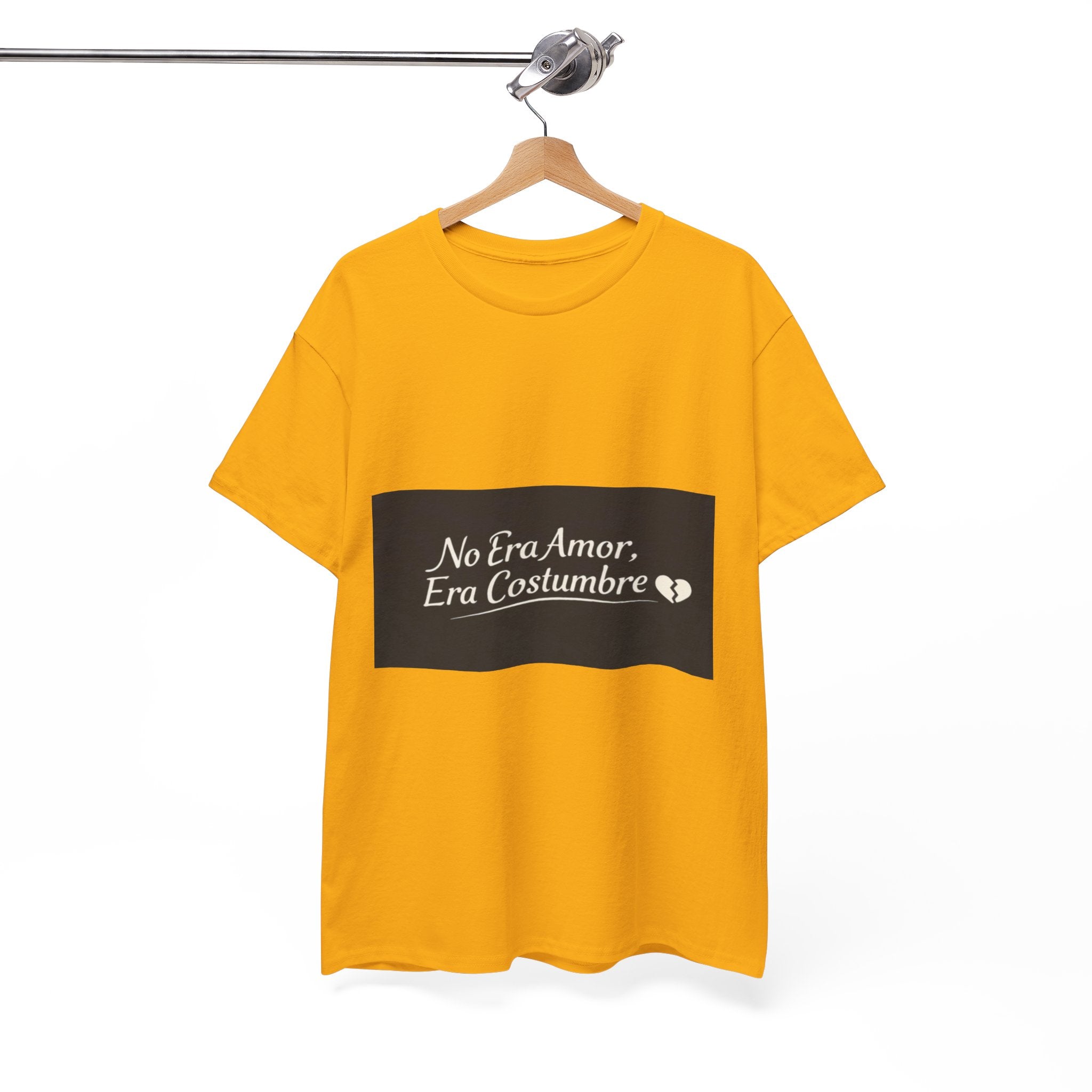 T‑Shirt — "No Era Amor, Era Costumbre" Spanish Phrase Graphic Tee