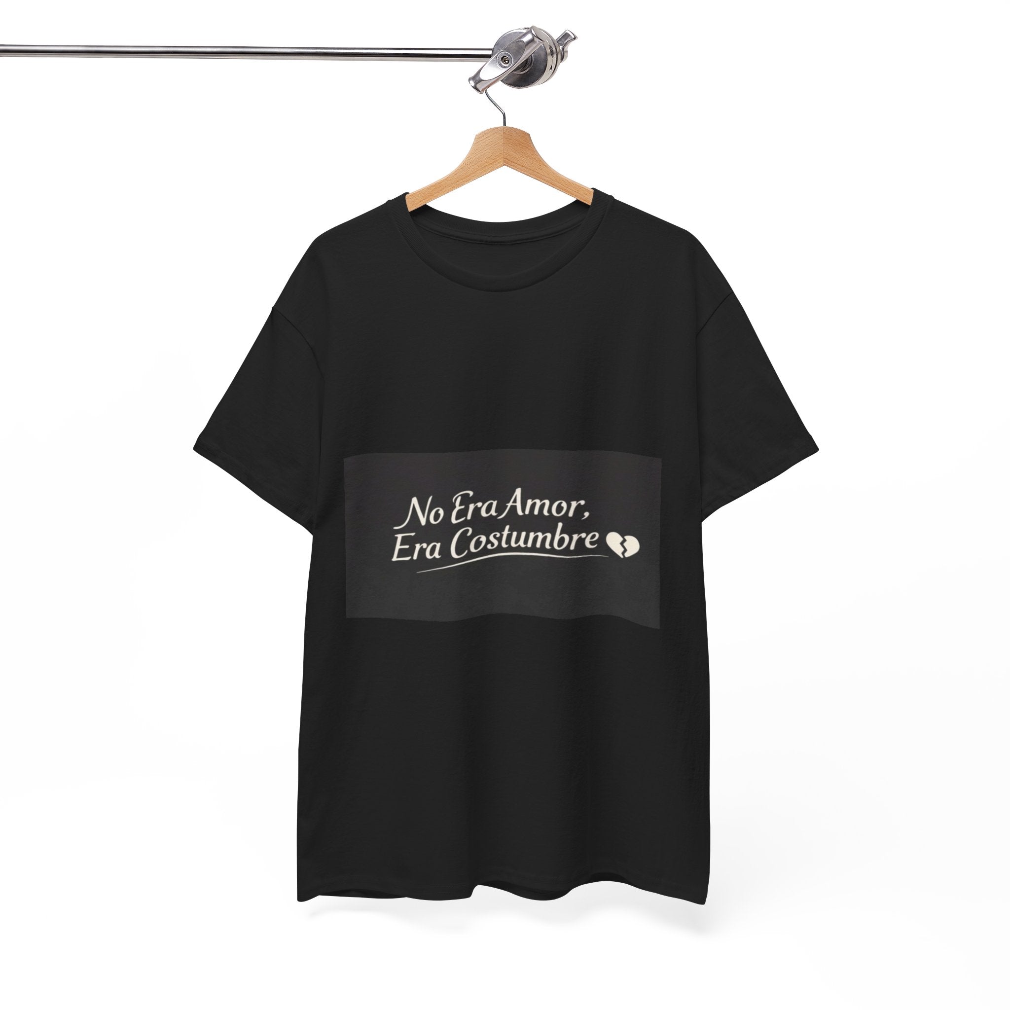 T‑Shirt — "No Era Amor, Era Costumbre" Spanish Phrase Graphic Tee